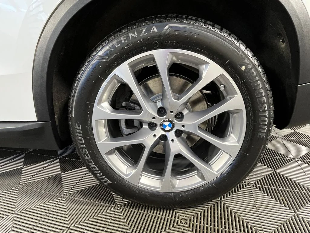 Used 2025 White BMW xDrive40i image 12