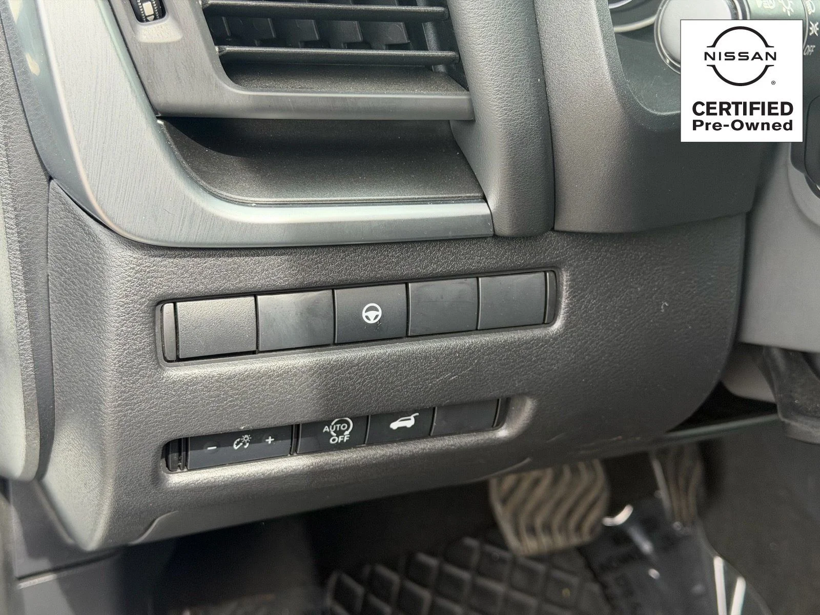 Used 2025 Everest White Pearl Nissan SV image 18