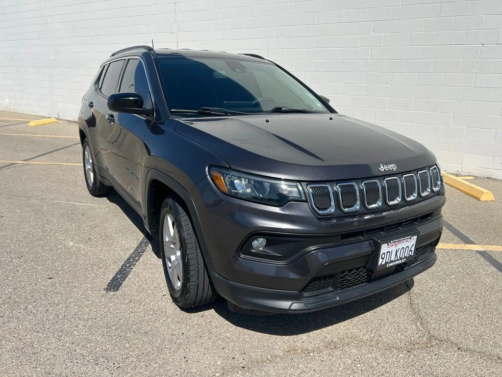 Used 2022 Granite Crystal Clearcoat Metallic Jeep Latitude image 9