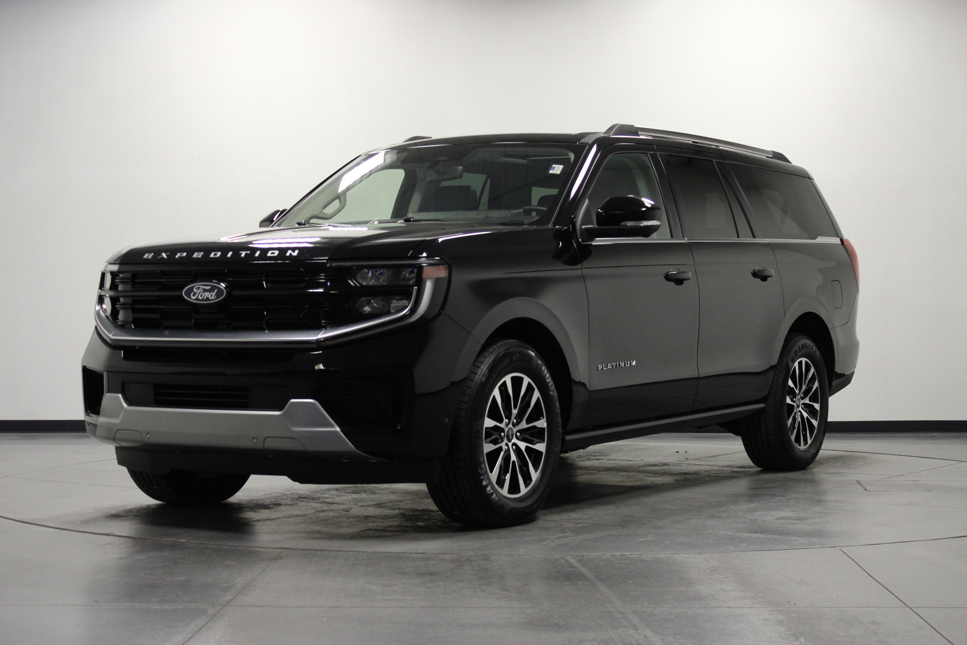 Used 2025 Black Metallic Ford Platinum image 8