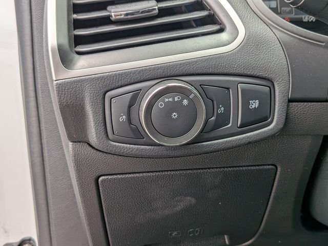 Used 2022 White Ford SE image 18