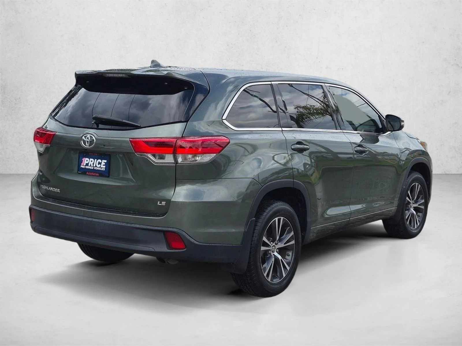 Used 2018 Alumina Jade Metallic Toyota LE Plus image 5