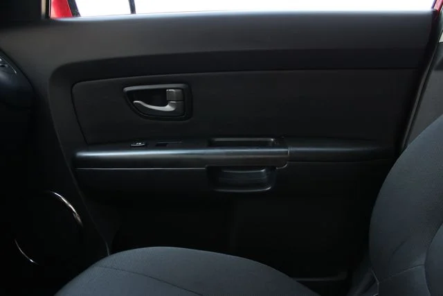 Used 2010 Red Kia Plus image 17