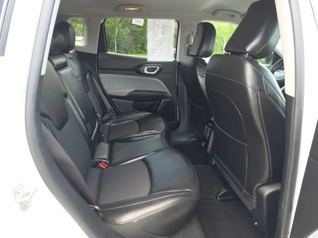 Used 2022 White Jeep Latitude image 11