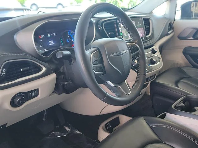 Used 2023 Black Chrysler Touring L image 8