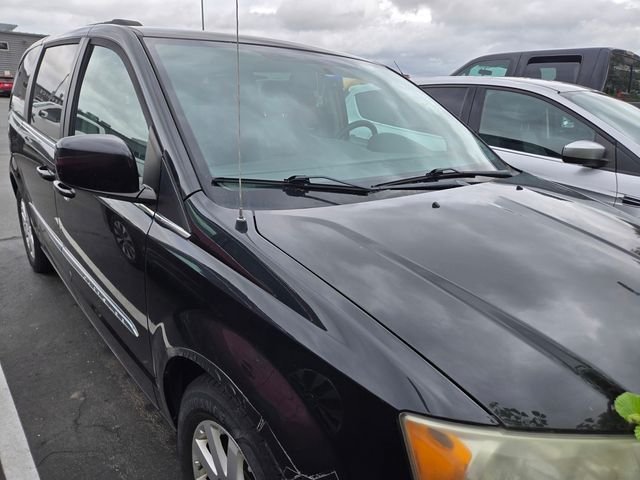 2014 Chrysler Town & Country Touring's photo