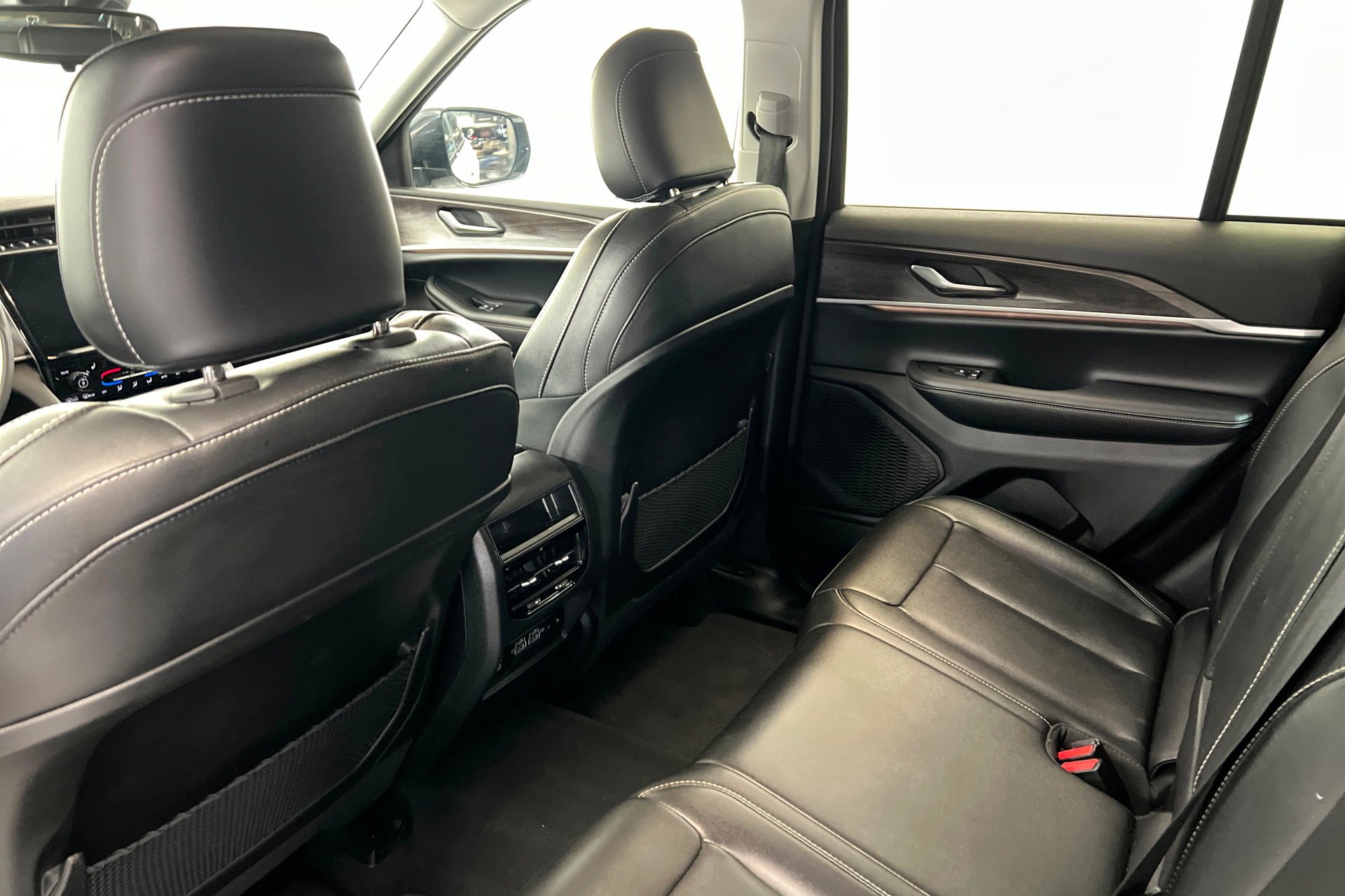 Used 2024 Bright White Clearcoat Jeep Limited image 20