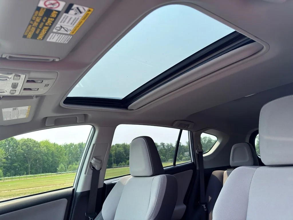 Used 2014 White Toyota XLE image 21