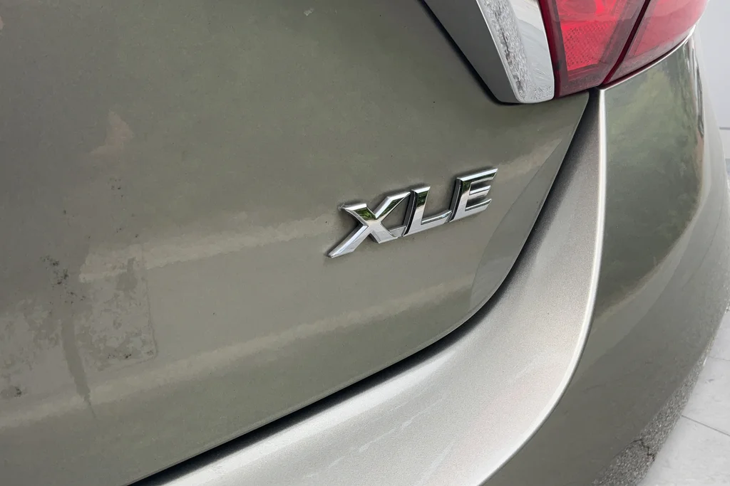 Used 2016 Gold Toyota XLE image 29