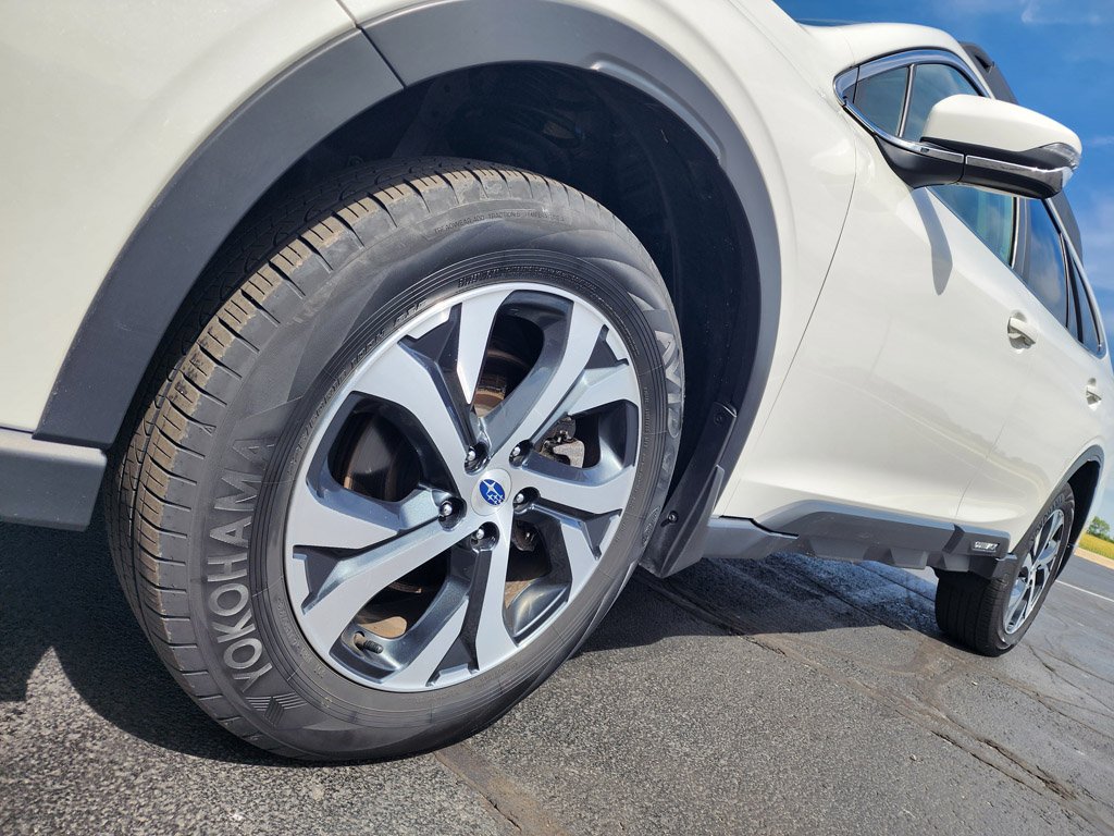 Used 2021 Crystal White Pearl Subaru Limited image 9