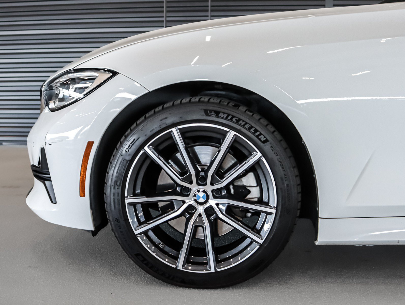 Used 2019 Alpine White BMW 330i image 4