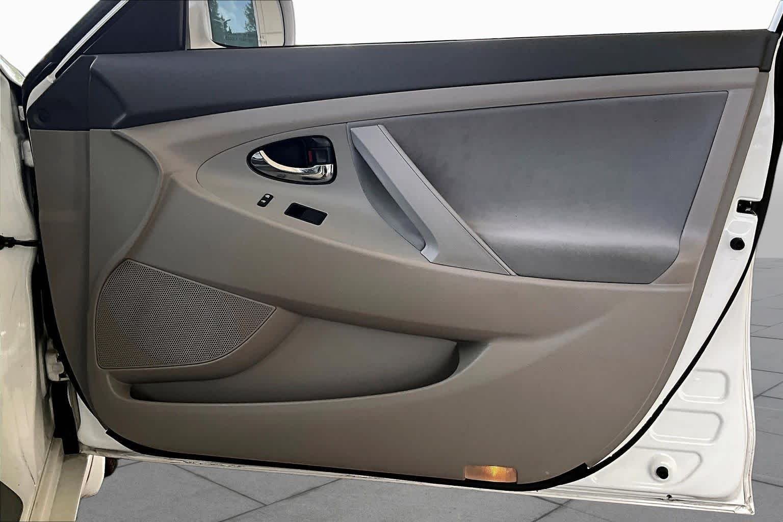 Used 2009 Super White Toyota  image 20