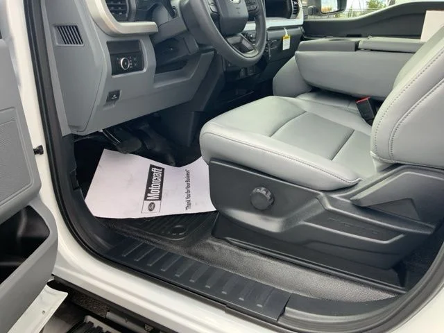 2025 Ford F-350 Super Duty Chassis Cab XLT - Photo 12