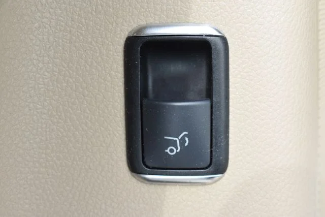 Used 2012 White Mercedes-Benz ML 350 image 12