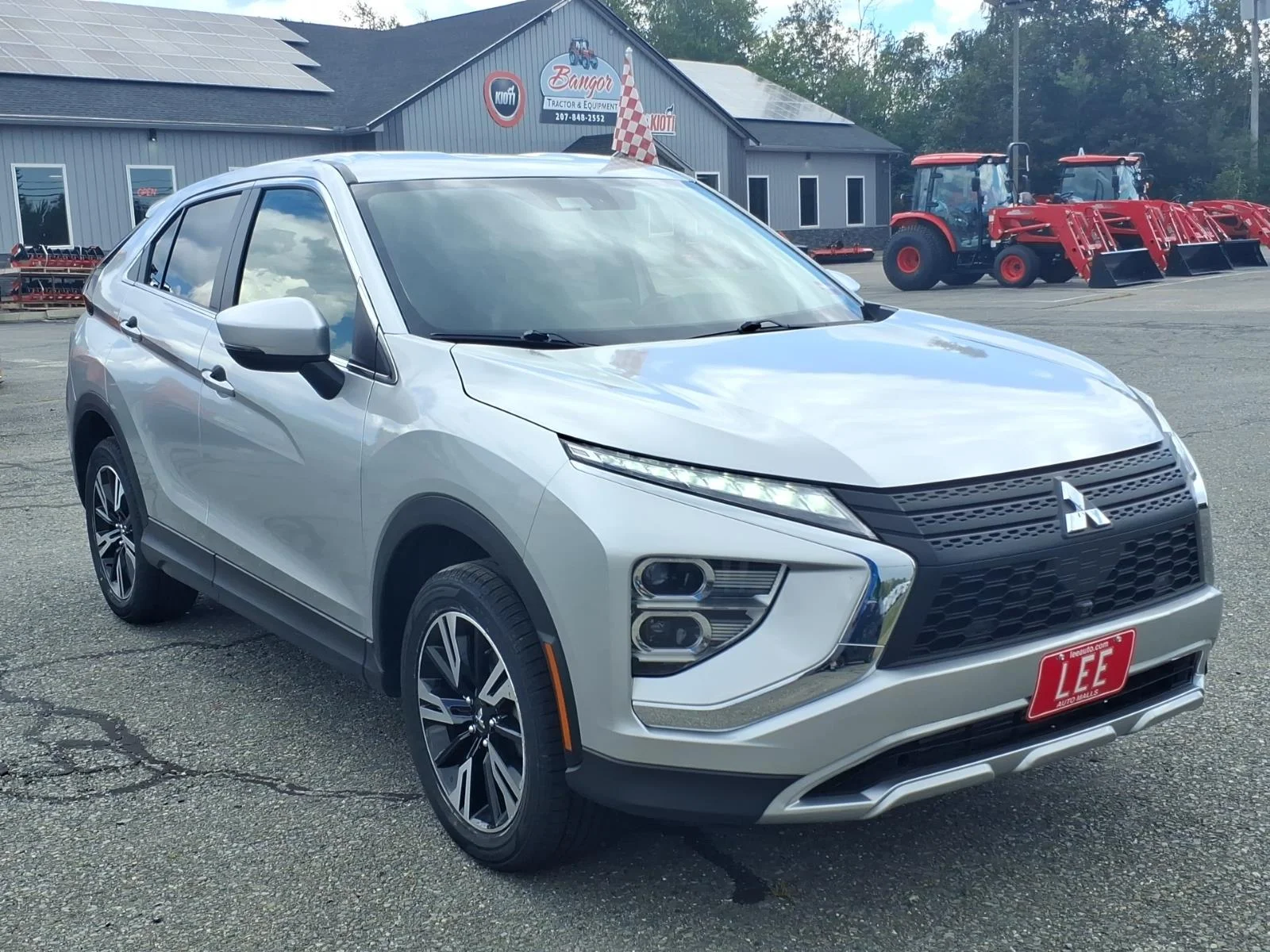 Used 2024 Silver Alloy Mitsubishi SE image 3