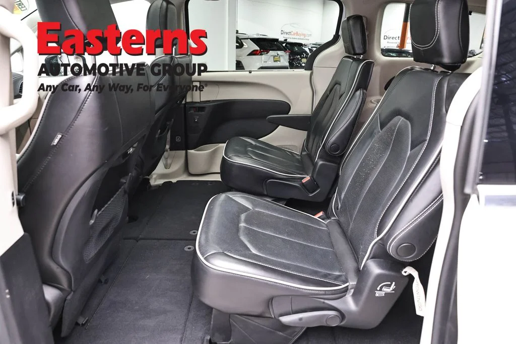 Used 2023 White Chrysler Limited image 23