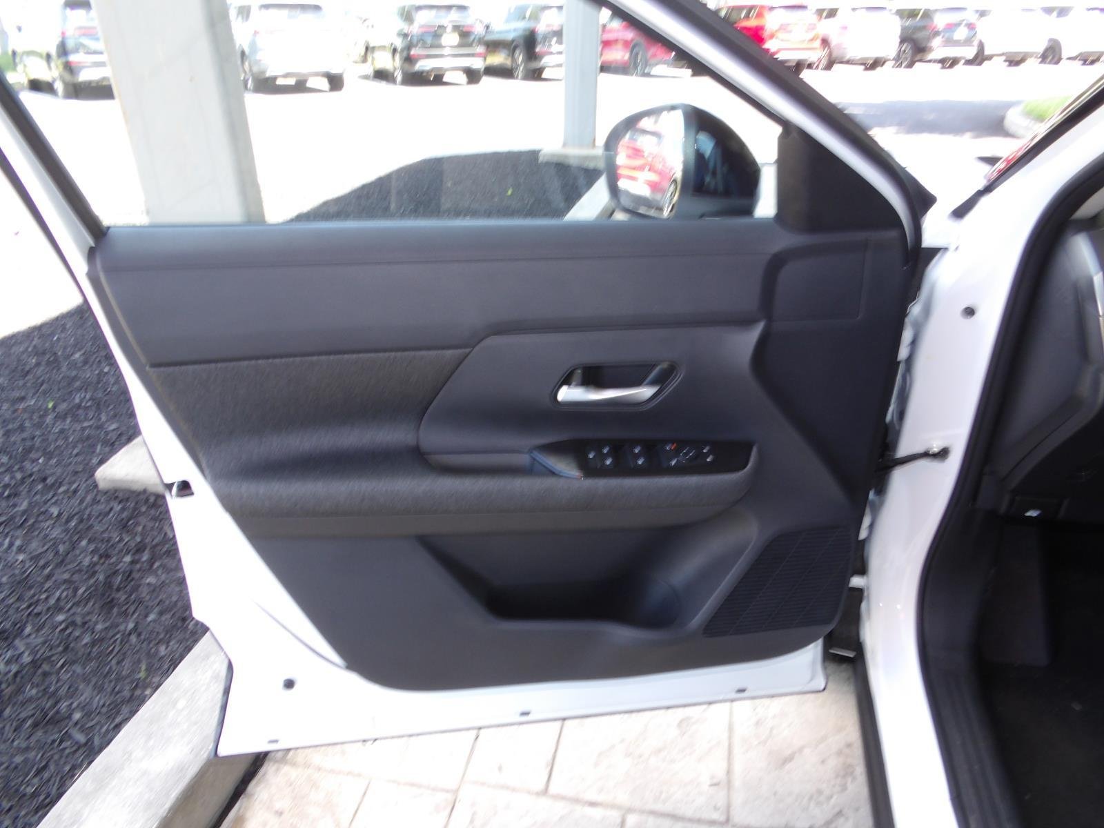 New 2026 Aspen White TriCoat / Super Black Two-tone Nissan SV image 18