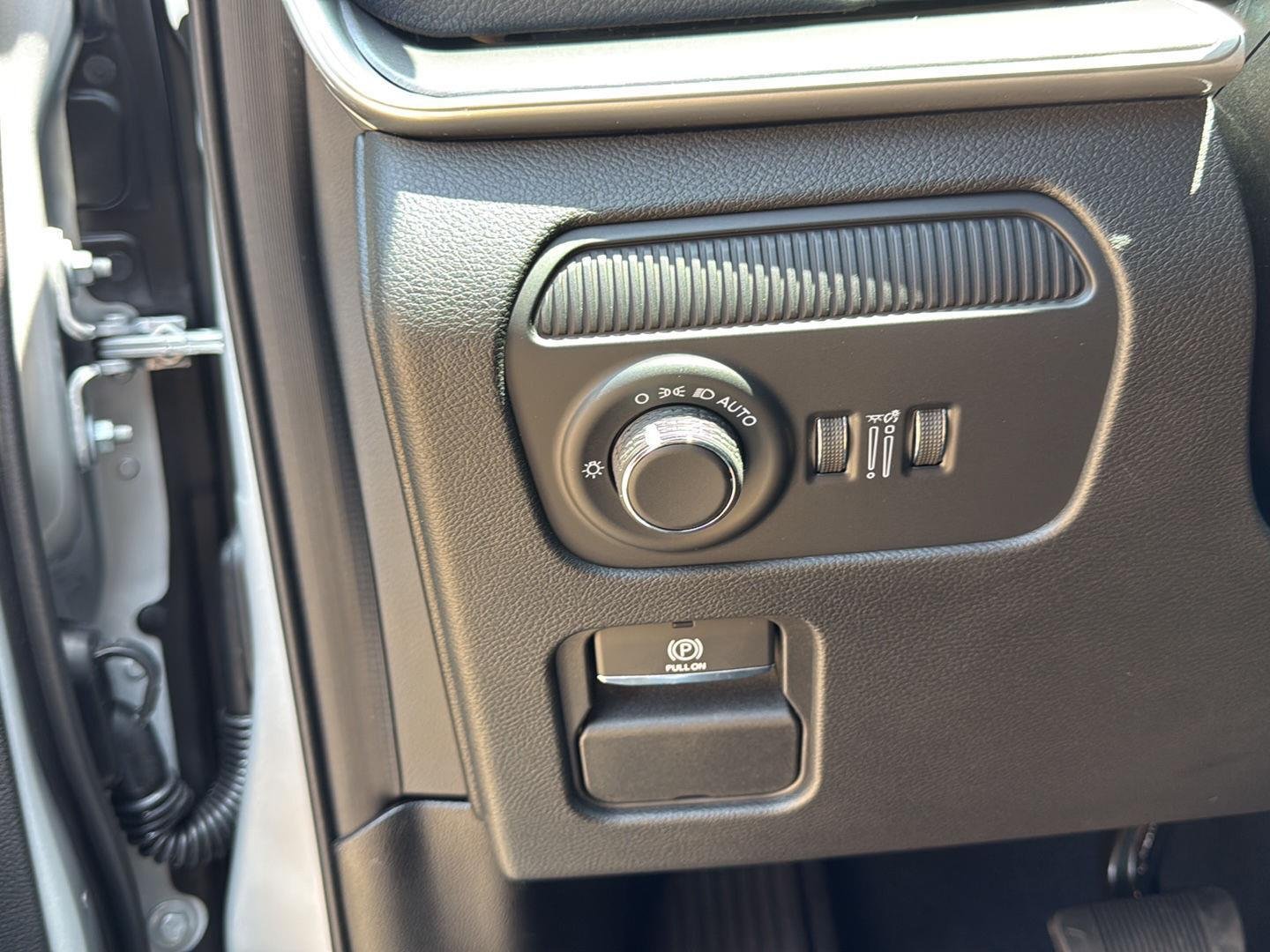 New 2026 Silver-Zynith Exterior Paint Jeep Limited Altitude image 15