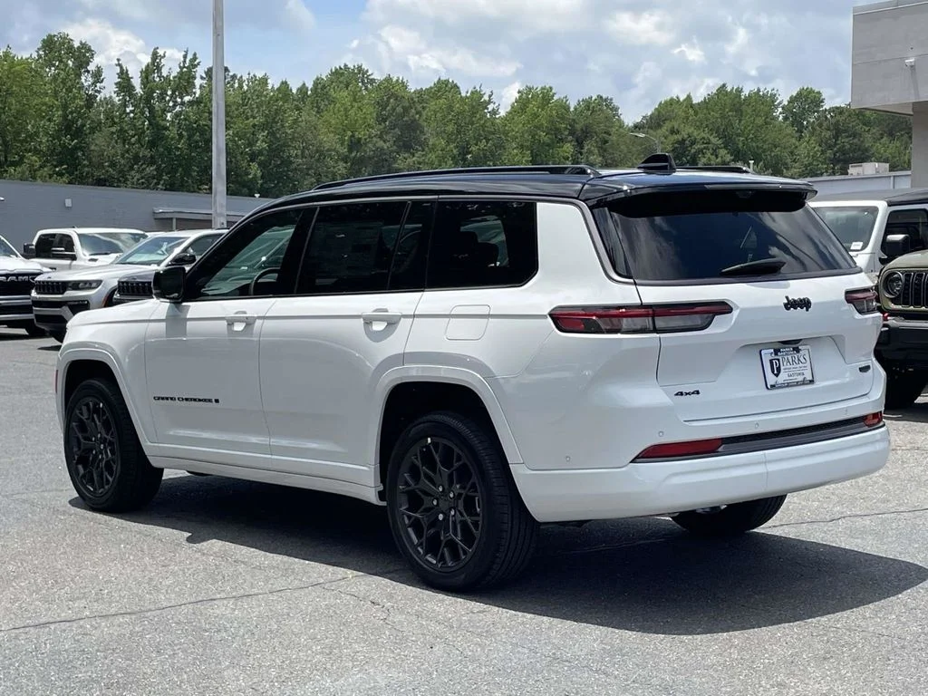 New 2026 Bright White Clear-Coat Exterior Paint Jeep Summit image 7