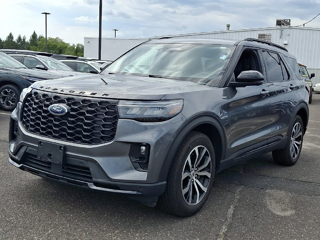 Used 2025 Carbonized Gray Ford ST-Line image 5