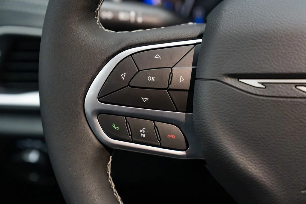 New 2027 Diamond Black Crystal Pearl-Coat Exterior Paint Chrysler Select image 16