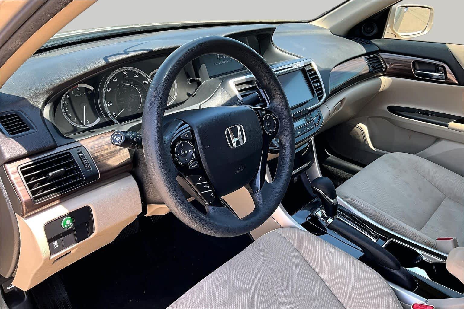 Used 2016 Champagne Frost Pearl Honda EX image 18