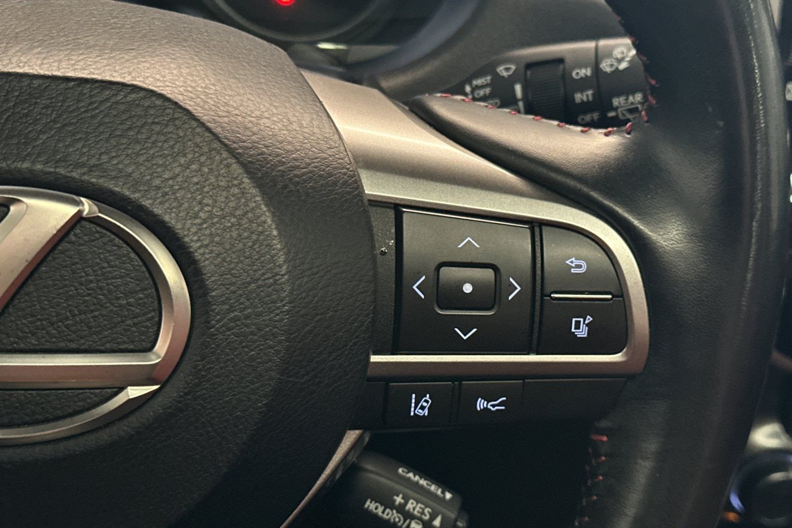 Used 2022 Silver Lexus 460 image 30