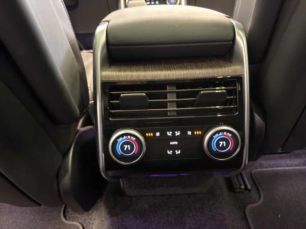 Used 2023 White Land Rover SE image 22