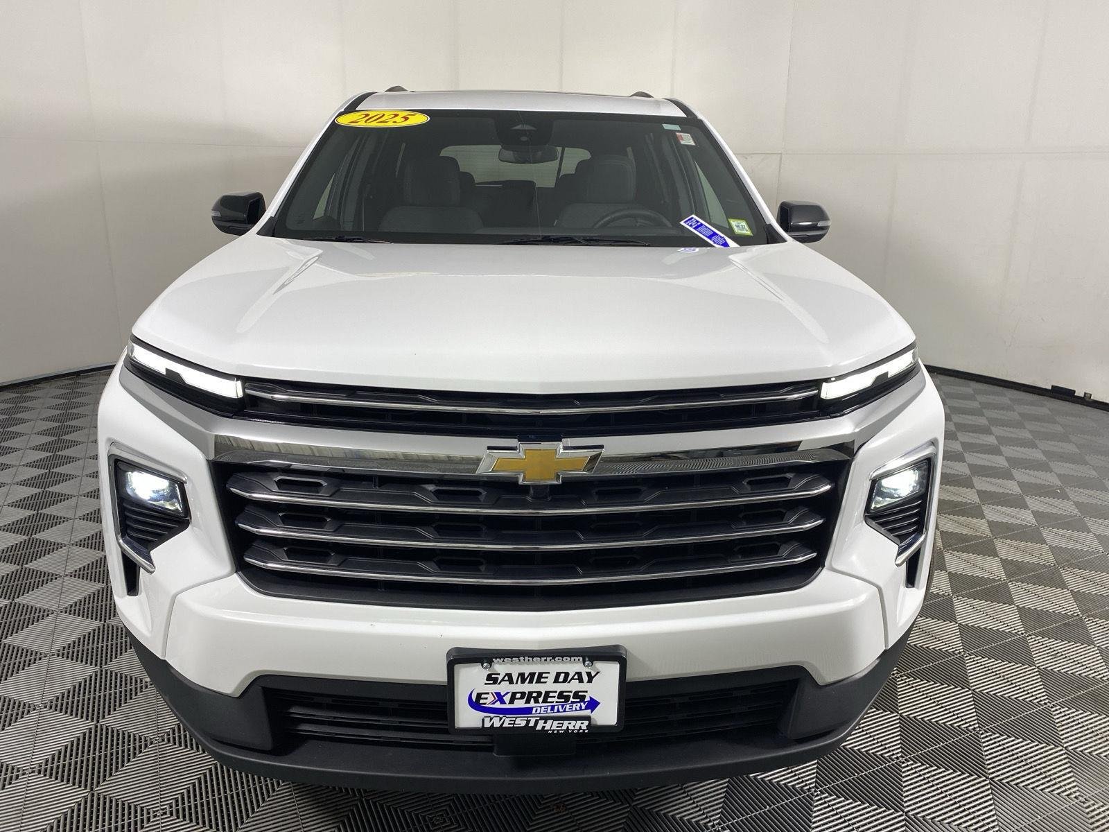 Used 2025 Summit White Chevrolet LT image 2
