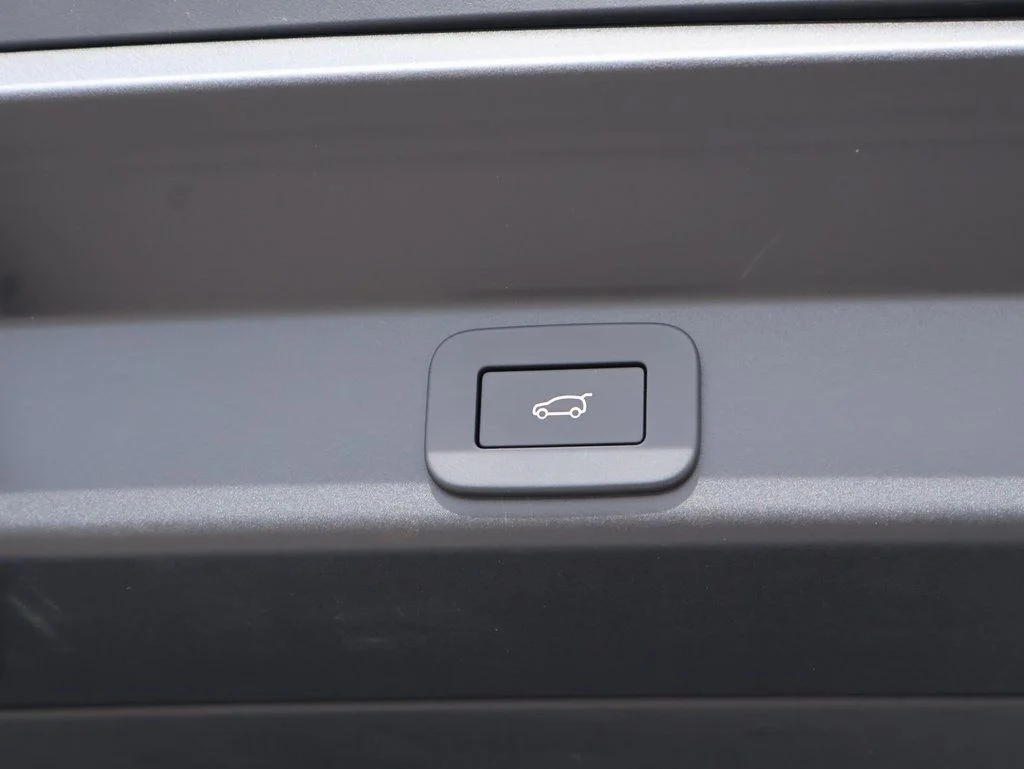 New 2025 Fuji White Land Rover Dynamic SE image 18