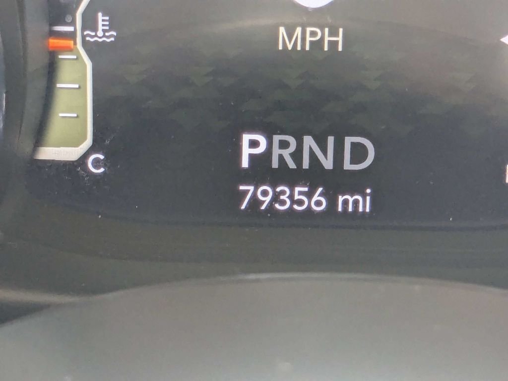 Used 2023 White/off-white Jeep Sahara image 31