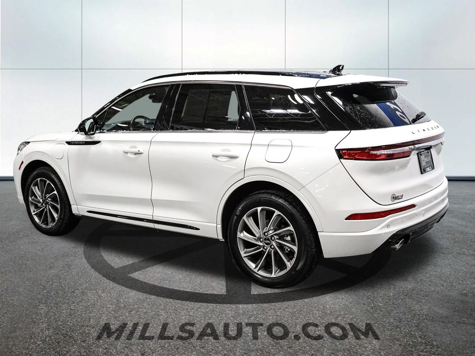 Certified Used 2025 White Lincoln Grand Touring image 4