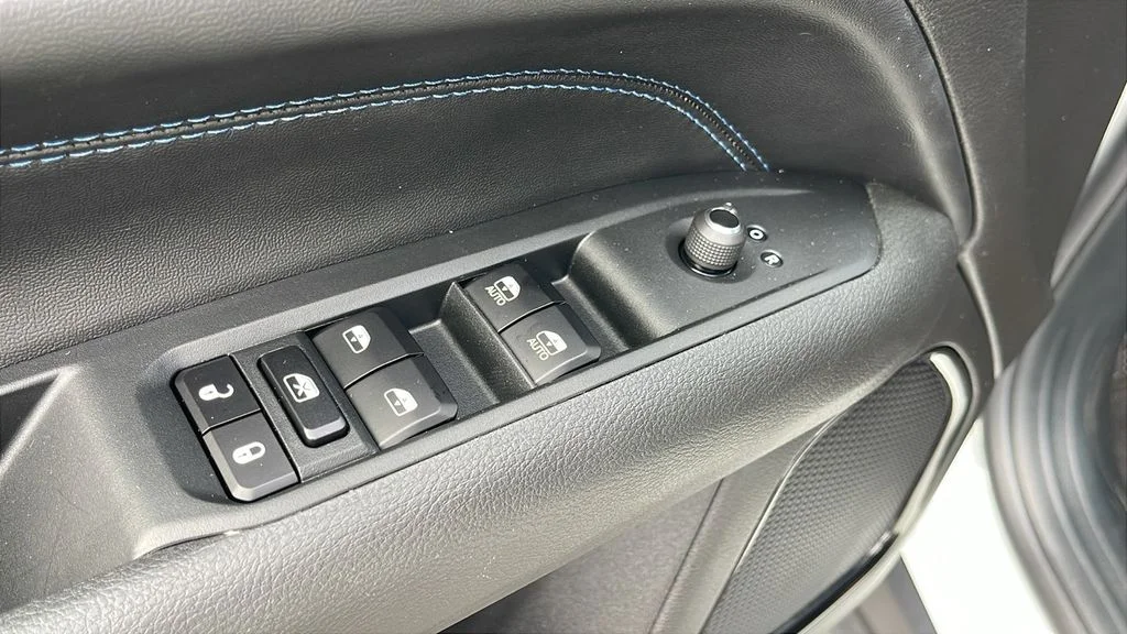 Used 2026 White Jeep Latitude image 19