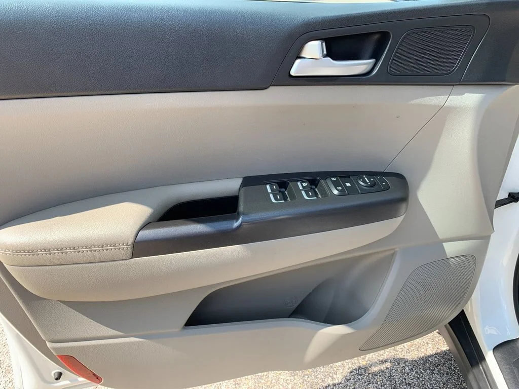 Used 2022 White Kia LX image 12