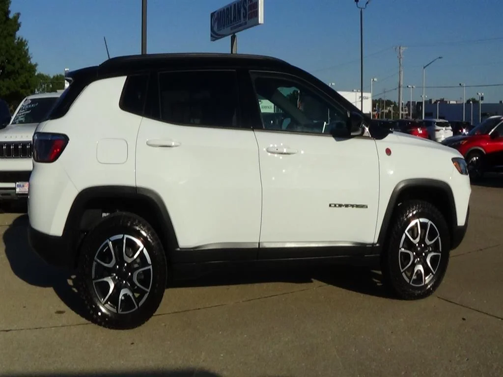Used 2024 Bright White Clear Coat (pw7) Jeep Trailhawk image 5