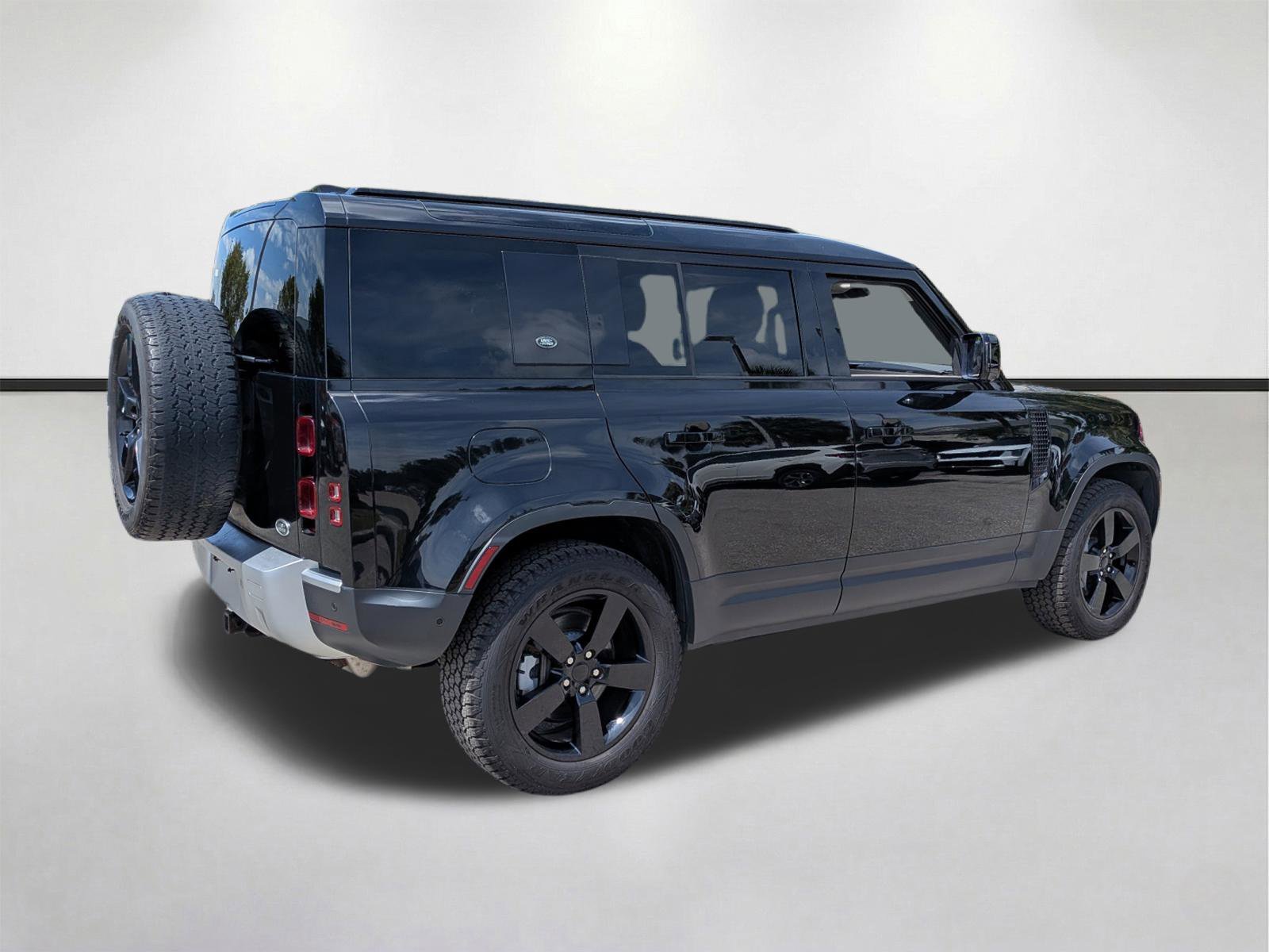 Used 2022 Santorini Black Metallic Land Rover SE image 4