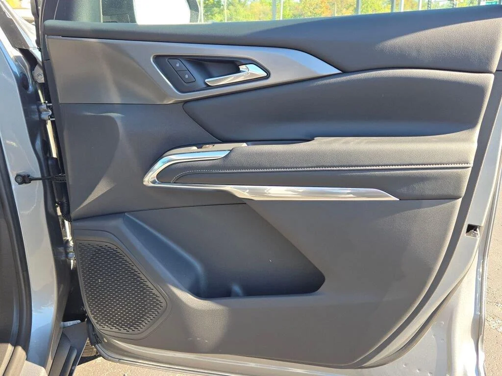 2027 Chevrolet Traverse LT - Photo 7