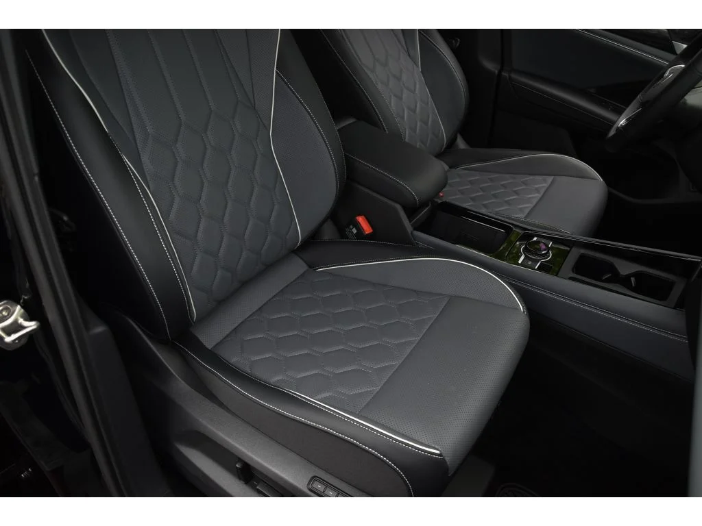 Used 2025 Deep Black Pearl Volkswagen SEL R-Line image 30