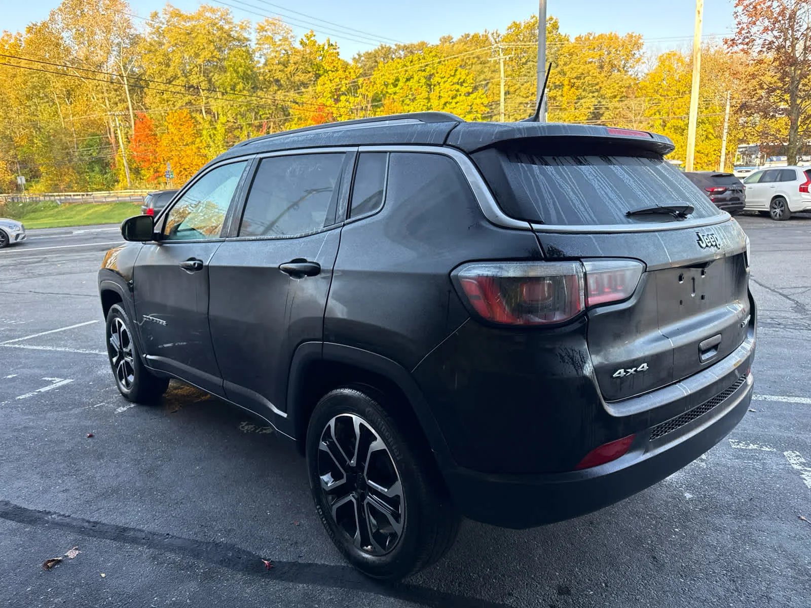 Used 2022 Diamond Black Crystal Pearlcoat Jeep Limited image 5