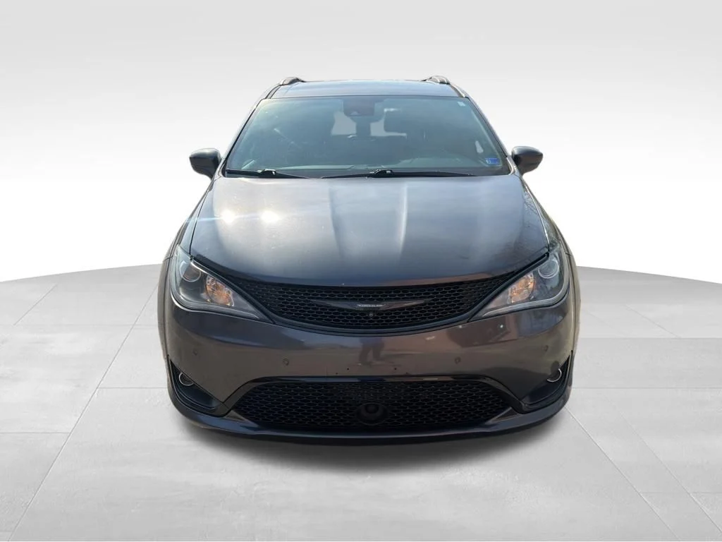 Used 2019 Gray Chrysler Touring L image 9