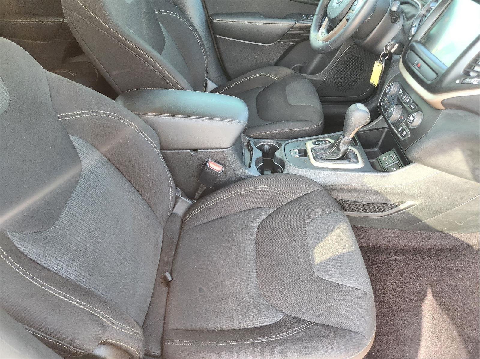 Used 2016 True Blue Pearlcoat Jeep Latitude image 13