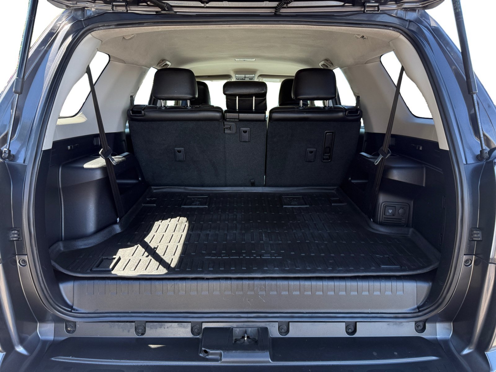 Used 2018 Magnetic Gray Metallic Toyota SR5 image 17