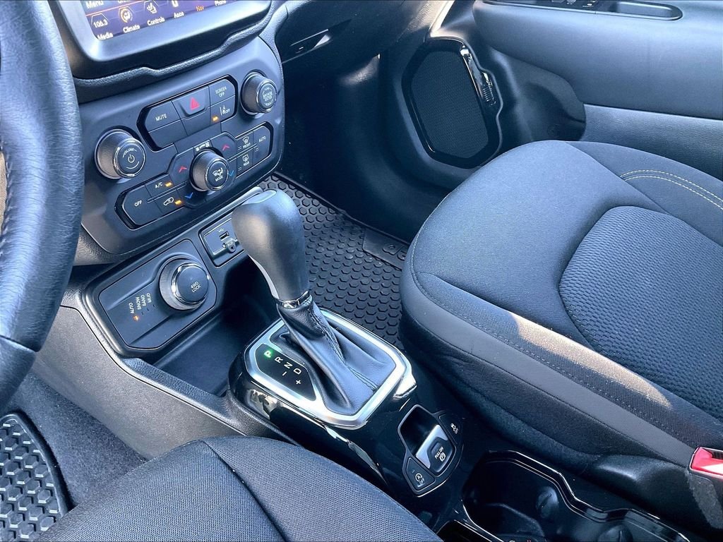 Used 2022 Alpine White Clearcoat Jeep Altitude image 19