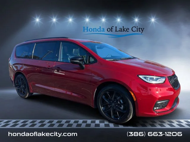 2025 Chrysler Pacifica Limited's photo