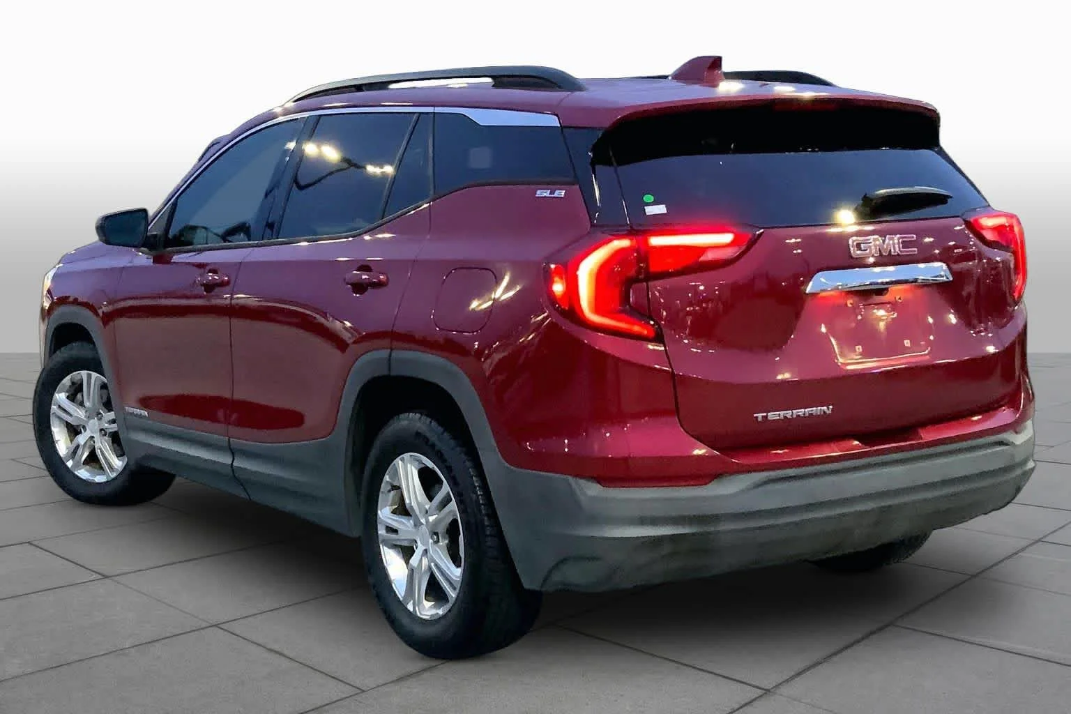 Used 2019 Red Quartz Tintcoat GMC SLE image 11
