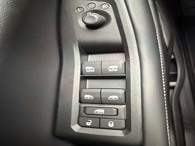 New 2026 Baltic Gray Metallic Clear-Coat Exterior Paint Jeep Laredo X image 27