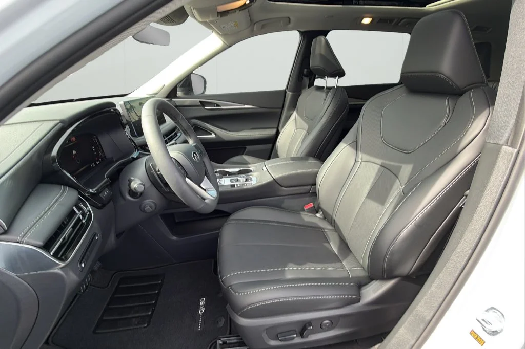 New 2027 RADIANT WHITE INFINITI Luxe FWD image 17
