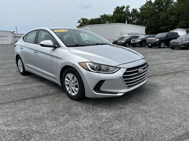 Used 2018 Silver Hyundai SE image 11
