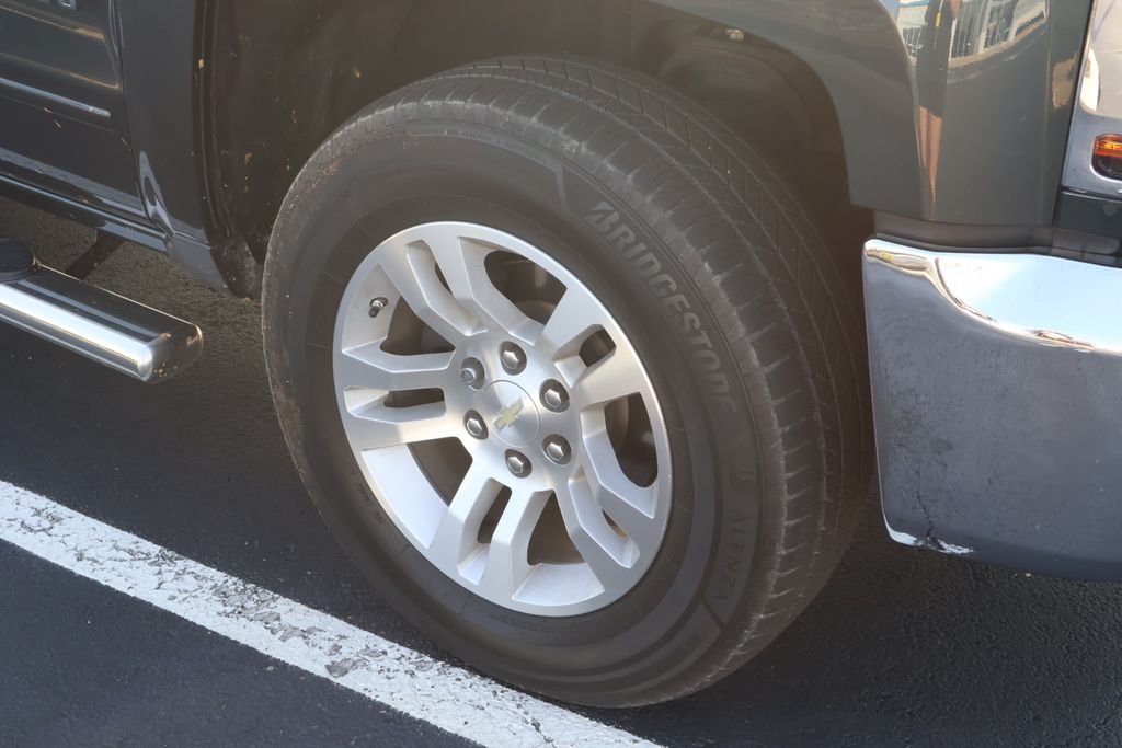 Used 2018 GRAPHITE METALLIC Chevrolet LT image 8