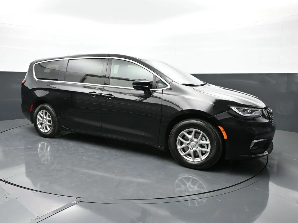 2026 Chrysler Pacifica Select's photo